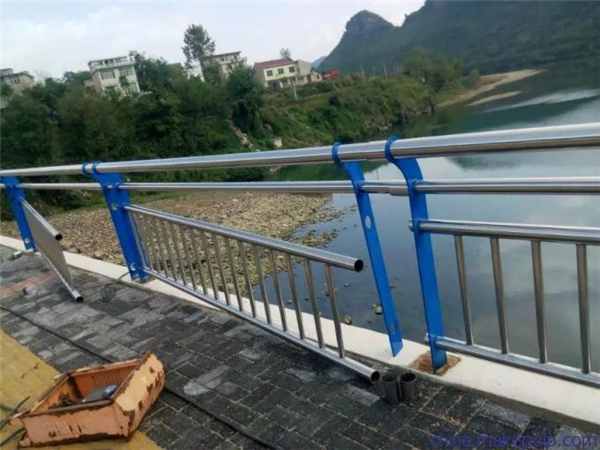 吴忠不锈钢复合管护栏是一种卓越的防护材料